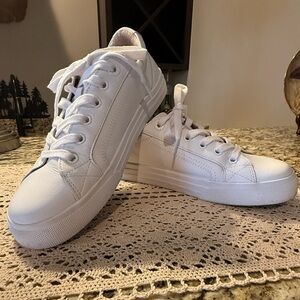 Taos Footwear White Leather Low-Top Sneaker